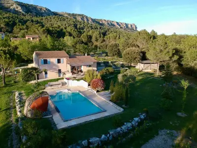 an aerial view of a house with a swimming pool at Une maison en Provence piscine au pied du Luberon in Mérindol
