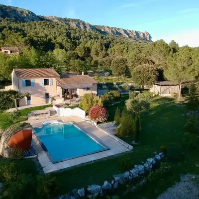 Une maison en Provence piscine au pied du Luberon