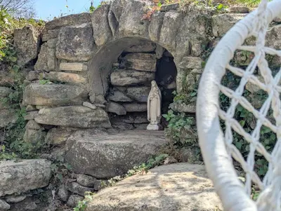 a stone archway with a statue in a stone wall at La Bergerie de Lorette - Au Cœur du Luberon in Bonnieux