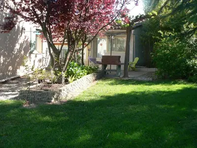 a backyard with a picnic table and a tree at Chambres d'Hôtes Chez Cécile à Lagnes in Lagnes