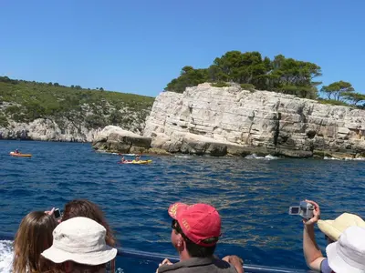 a group of people taking pictures of people in boats on the water at Chambres d'Hôtes Chez Cécile à Lagnes in Lagnes