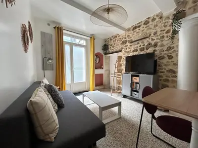 a living room with a couch and a table at Grand appartement spacieux et lumineux à Noves in Noves