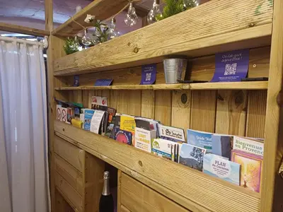 a shelf filled with books in a room at Maison privée billard spa dans village du Luberon in Cabrières-dʼAigues