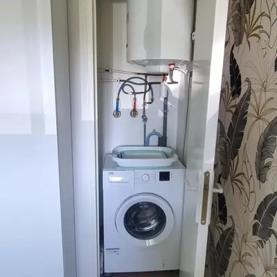 a washer and dryer in a small room at Appartement in Aix-en-Provence