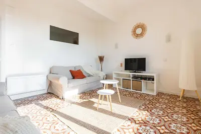 a living room with a couch and a tv at Appartement spacieux, chaleureux & tout confort in Pertuis