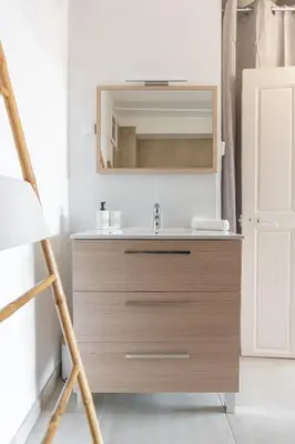 a bathroom with a sink and a mirror at Appartement spacieux, chaleureux & tout confort in Pertuis