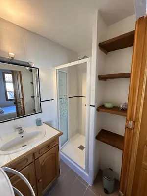 a bathroom with a sink and a shower at Aix Centre Rue d'Italie - T2 40m2 Rénové - à 2 pas du Cours Mirabeau in Aix-en-Provence