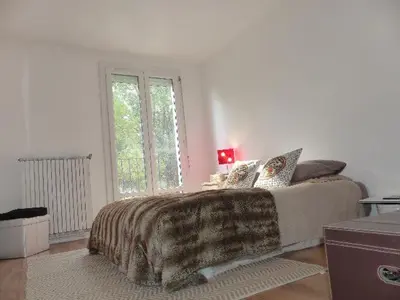 a bedroom with a bed with a blanket and a window at Agréable appartement Montfavet Avignon in Avignon