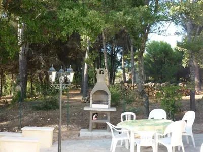 a table and chairs with a stove in a park at Gite PROVENCE MONT VENTOUX in Malemort-du-Comtat