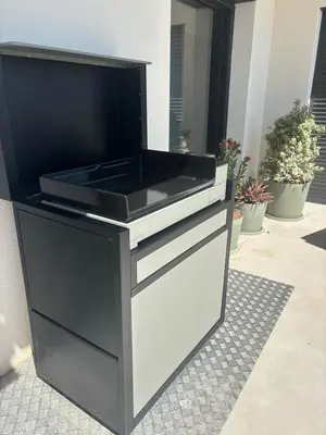 a kitchen with a black and white counter top at Villa moderne au coeur de la provence in Pernes-les-Fontaines