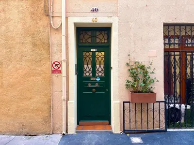 a green door on the side of a building at Suite d'exception, luxe, élégance et raffinement in Aix-en-Provence