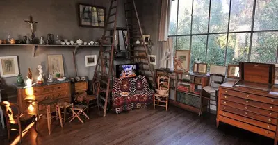 a room with a library with a ladder and a chair at Le Cabanon d 'Aix in Aix-en-Provence