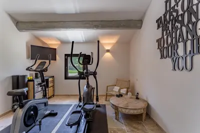 a gym with a treadmill and exercise equipment in a room at Villa Kiki 4 chambres Climatisée Ménerbes in Ménerbes