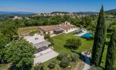 an aerial view of a house with a yard at Villa Kiki 4 chambres Climatisée Ménerbes in Ménerbes