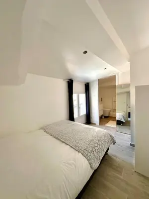a bedroom with a white bed in a room at Charmant T2 à deux pas du cours Mirabeau in Aix-en-Provence