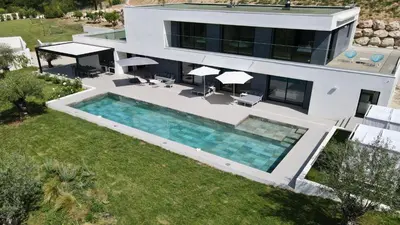 an aerial view of a house with a swimming pool at Villa Moderne 5 chambres - Aix-En-Provence - piscine in Le Tholonet