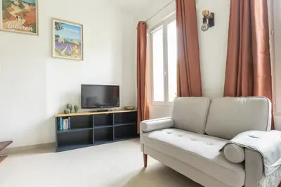 a living room with a couch and a tv at Le Duplex des Ocres - 2 bedrooms - Air conditioning - WiFi in Apt