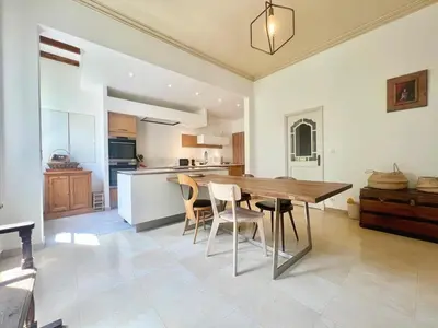 a kitchen and dining room with a wooden table and chairs at Bourgeois House - 16 personnes, Piscine, 6 chambres, 8 lits, 4 SDB, Centre-ville, CLIM in Salon-de-Provence