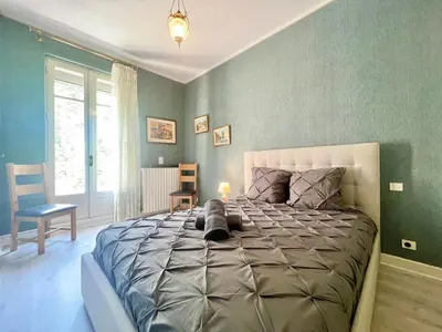 a bedroom with a large bed in a room at Bourgeois House - 16 personnes, Piscine, 6 chambres, 8 lits, 4 SDB, Centre-ville, CLIM in Salon-de-Provence