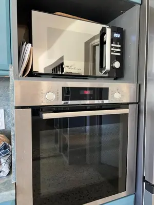a microwave oven sitting inside of a kitchen at Joli rez de villa proche d'Aix-en-Provence in Peyrolles-en-Provence