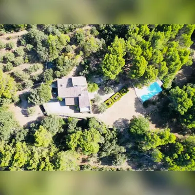 an aerial view of a house in the woods at Bastide de Bénezet in Mérindol