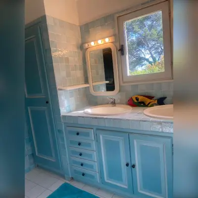 a bathroom with two sinks and a window at Bastide de Bénezet in Mérindol