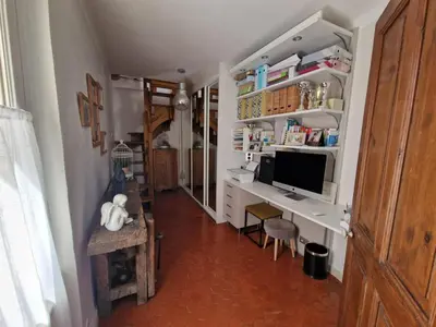 a room with a desk and a computer in it at Magnifique maison de ville avec piscine au cœur de la Provence in Salon-de-Provence