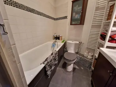 a bathroom with a toilet and a bath tub at Magnifique maison de ville avec piscine au cœur de la Provence in Salon-de-Provence