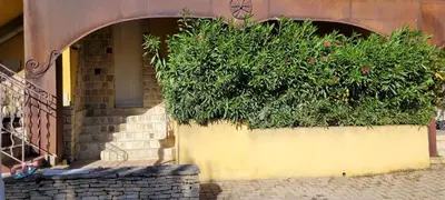 a large planter on the side of a house at Appartement de la Villa Del Sol in Pierrevert