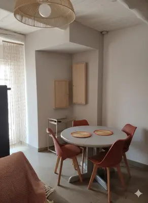 a kitchen with a table and chairs in a room at Maison de Charme Rénovée 3 Chbres Hyper Centre Historique in LʼIsle-sur-la-Sorgue