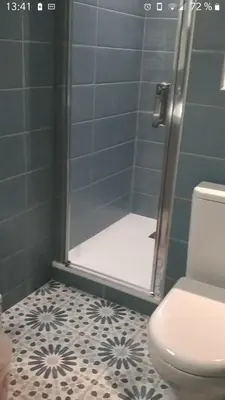 a bathroom with a shower with a toilet at Maison de Charme Rénovée 3 Chbres Hyper Centre Historique in LʼIsle-sur-la-Sorgue