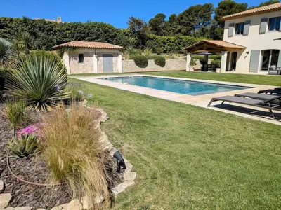 a yard with a swimming pool and a house at Villa haut de gamme avec piscine et grand jardin in Aix-en-Provence