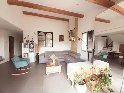 a living room with a couch and a table at Maison Viens in Viens