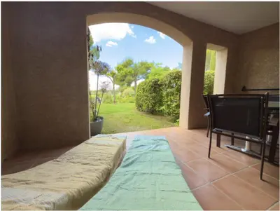 a room with a bed and a flat screen tv at Appartement de charme sur le domaine de Pont Royal à Mallemort, en rez-de-jardin avec terrasse & piscine et vue sur le Golf in Mallemort