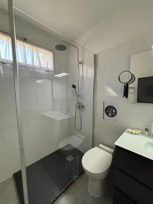 a bathroom with a shower and a toilet and a sink at Aix en Provence, dans grande résidence arborée, appartement de 80m2 in Aix-en-Provence