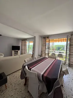 a large bedroom with a bed and a couch at Aix en Provence, dans grande résidence arborée, appartement de 80m2 in Aix-en-Provence