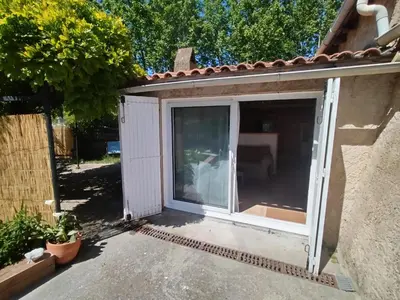 a garden room with a sliding glass door at La Ch'tite Maison in Céreste