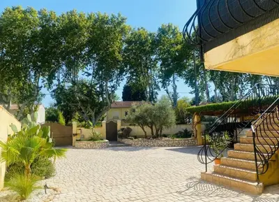 a courtyard with a staircase in a house at Studio cosy avec coin nuit in Pélissanne