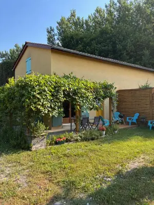a house with a garden and a fence at Au doux paillis soleil couchant in Le Thor