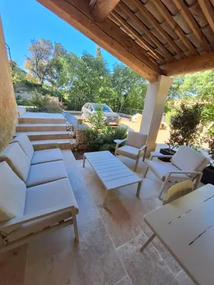 a long white table with red plates and napkins at Fontaine de bonheur in Fontaine-de-Vaucluse