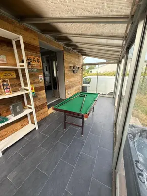 a green ping pong table in a garage at La Tobynette in LʼIsle-sur-la-Sorgue