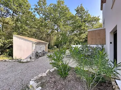 a garden with plants next to a building at Chambre Deluxe - vue jardin - située dans le triangle d'or du Luberon in Ménerbes