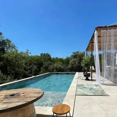Chambre Deluxe - vue jardin - située dans le triangle d'or du Luberon