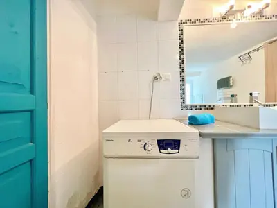 a washing machine in a bathroom with a mirror at Miraluna - Village médiéval, calme, insolite, 6 personnes in Miramas
