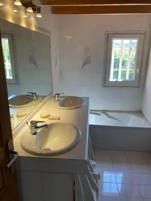 a bathroom with two sinks and a bath tub at Grande maison avec piscine in Aix-en-Provence