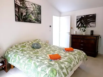 a bedroom with a bed with orange pillows on it at Ville au calme en Provence, piscine privée, spa jeux, proche Ventoux in Carpentras