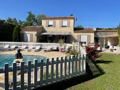 a white fence in front of a house at Villa de caractères,piscine, vue sur le luberon,3 chambres in Cheval-Blanc