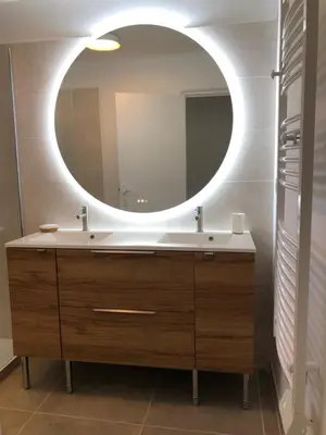 a bathroom with a sink and a mirror at Gîte 6 pers en Provence avec grande piscine partagée avec 2nd gîte - 6 pers house in Provence with a large swimming pool to be shared with a 2nd house in Cornillon-Confoux