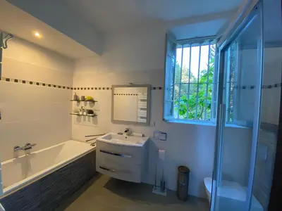 a bathroom with a tub and a sink and a bath tubermott at Mas Bruneau in Noves