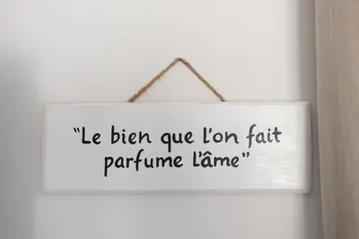 a sign that says heben cue loan fat furniture lane at Dolce Vita Piscine in LʼIsle-sur-la-Sorgue
